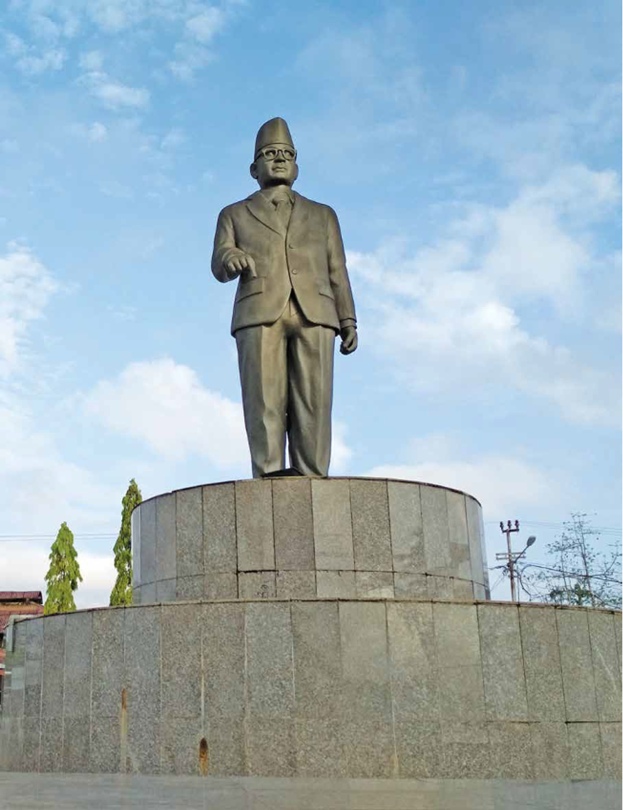 The statue of Bung Hatta stands tall as you enter the capital of Tanah Merah-Boven Digoel.