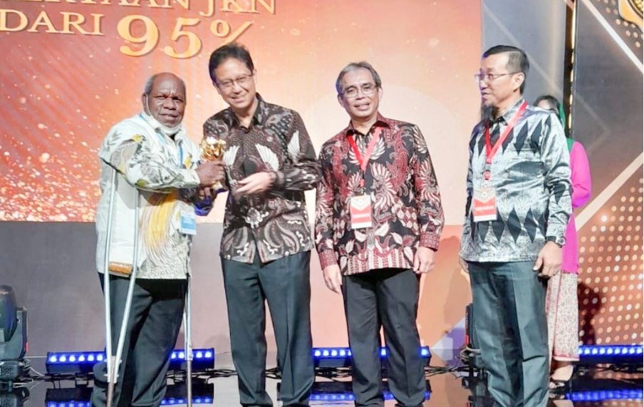 Petrus Yumte received the 2023 Universal Health Coverage (UHC) award from the Indonesian Ministry of Health