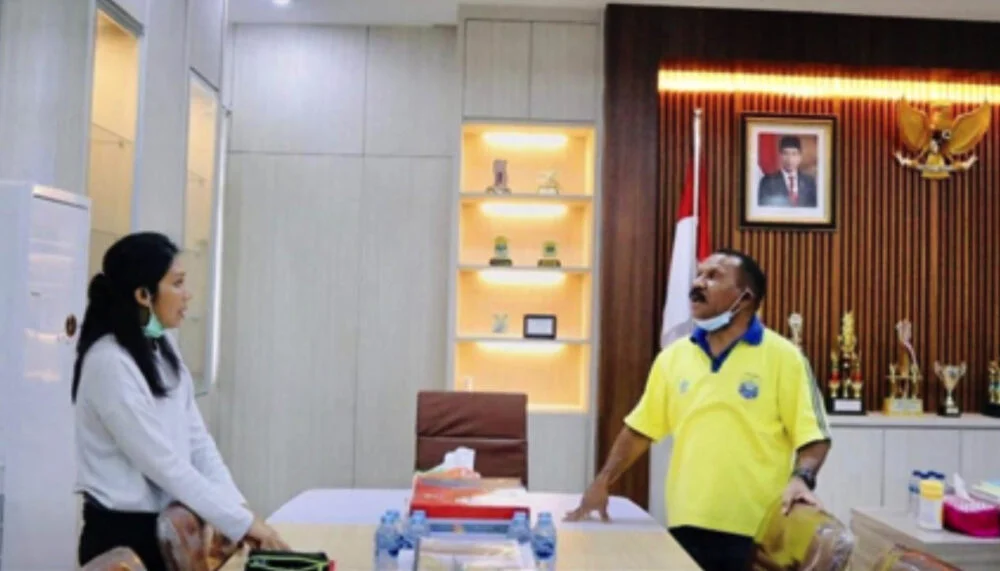 *Saya bersama bapak Gabriel Asem, bupati Tambrauw