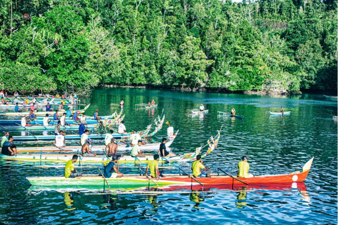 Festival Dayung di Teluk Manabay. Foto Paul D