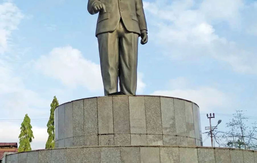 Patung Bung Hatta berdiri tegak memasuki ibukota Tanah Merah-Boven Digoel