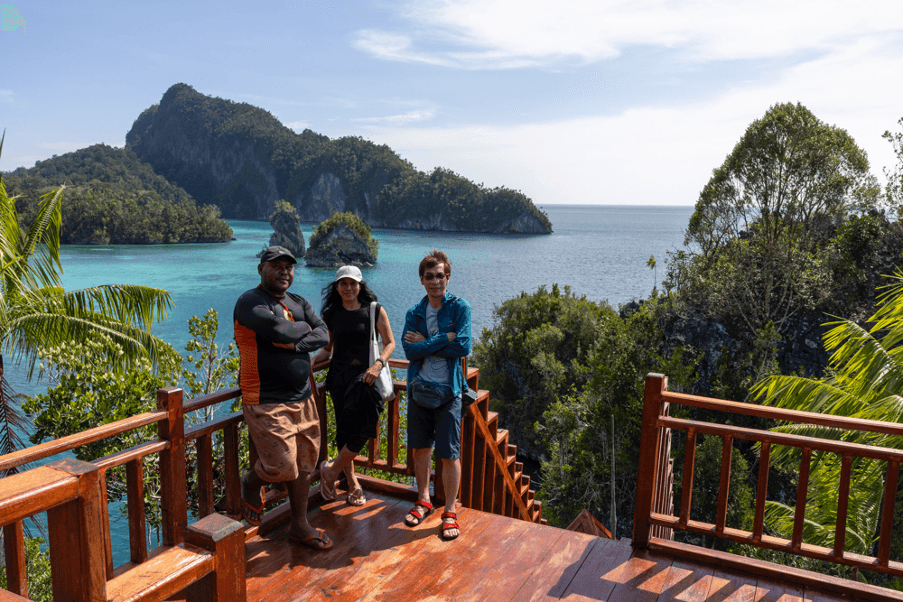 PAKET DIVING DAN SNORKELING  TRITONDI HOMESTAY NUS NAMB BENGGAT KAIMANA